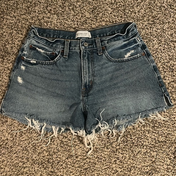 Abercrombie Denim Mid Rise Boyfriend Short - Picture 1 of 6